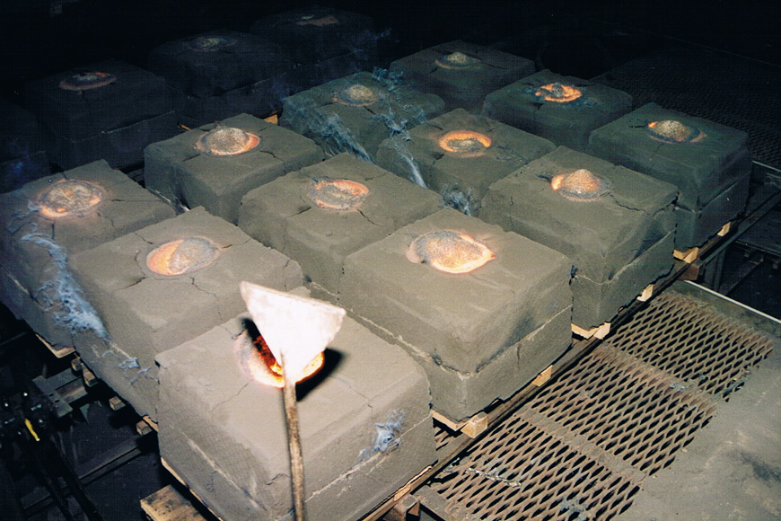 green sand cast wheel molds are filled with molten steel 